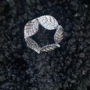 Brooch Signed Gerry's Silver Tone Texture
Leaf Wreath Fashion Pin 1.5"